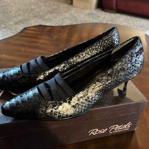 (#140)NWT ladies black/silver dress shoes by Rose Petals/Walking Cradles. 6 1/2